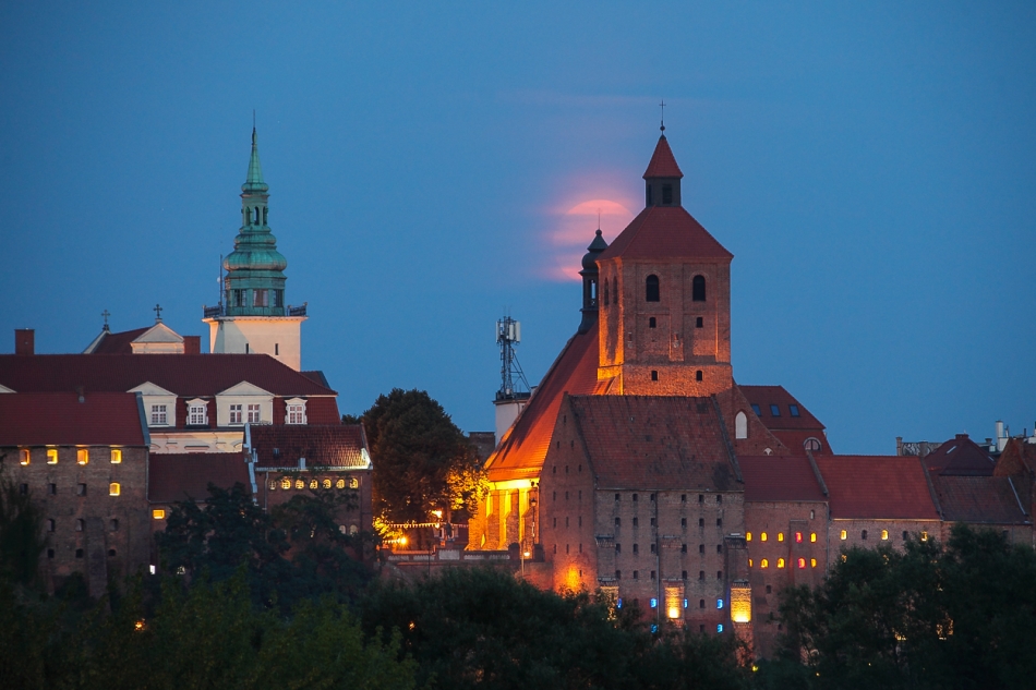 Dwie wieże, spichrze i Księżyc Jesiotrów. . Zdjęcie 334814