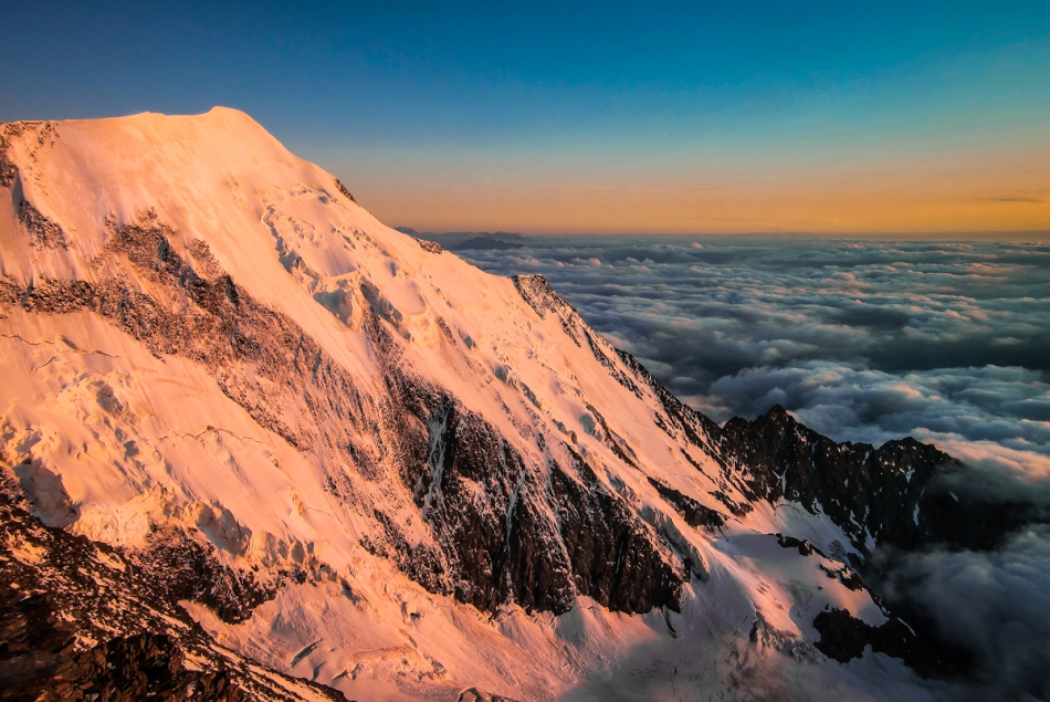 jendrek - Na granicy Nieba.... Jeśli przyjąć, że chmury są granicą, to przyszedłem z piekła. Szalała tam burza. Chamonix zalane deszczem.  Jeśli przyjąć, że ponad chmurami jest Niebo, to wstąpiłem tam na kilka godzin. W drodze na Mont Blanc. I mam ty