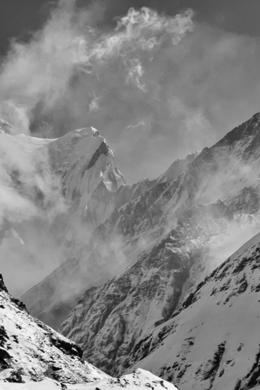 Duch Gor. Annapurna Sanctuary jest dla mnie magicznym miejscem. I nie tylko na mnie. Ten wysoko polozony plaskowyz otoczony pierscieniem poteznych gor z jednym stosunkowo waskim wejsciem od wiekow mial silny wplyw na czlowieka. Zwlaszcza w zimie gdy snieg