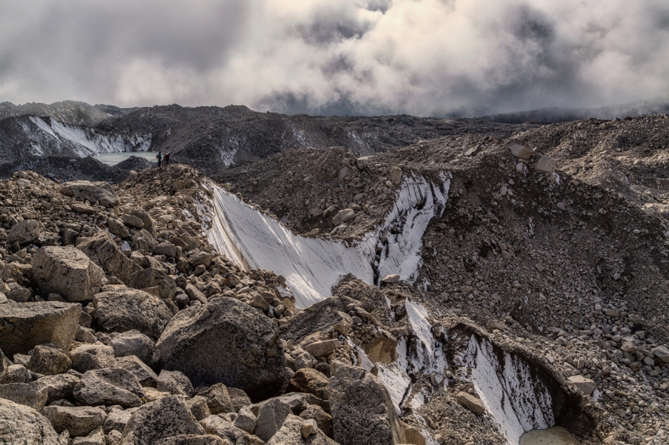 pak76 - Ginacy swiat: Lodowiec Khumbu. Nawet te najwyzsze i najwieksze lodowce przegrywaja z klimatem - jeszcze troche i po mighty Khumbu zostanie tylko kupa kamieni. Choc pewnie bedzie to jeden z ostatnich lodowcow, ktory sie podda.. Zdjęcie 274464