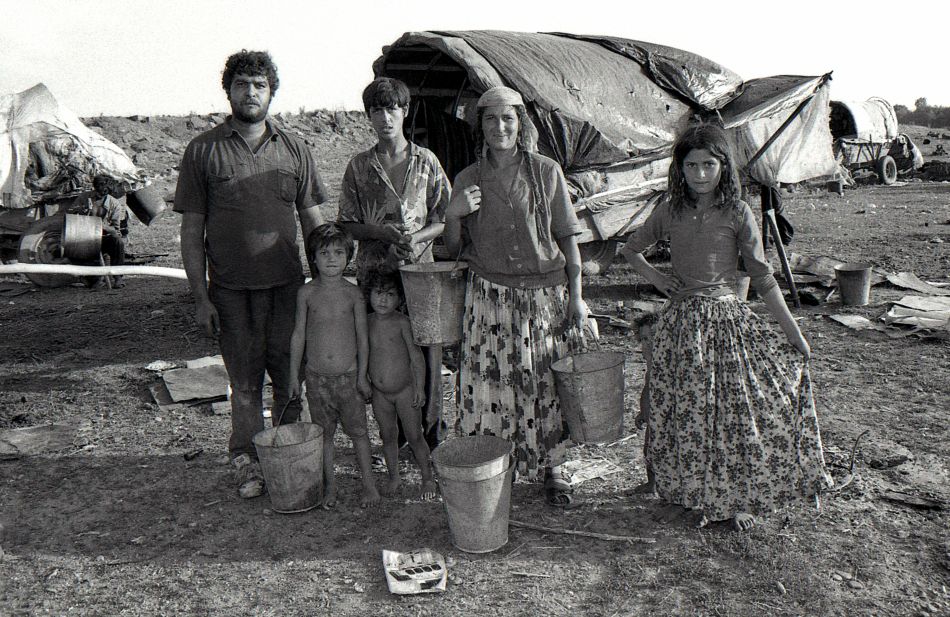 jakabtibor - Nomade gypsy family. A nomade gypsy family, working tinwork. They travel in caravans formed by several wagons on ancient routes almost half of the year every year.. Zdjęcie 34455