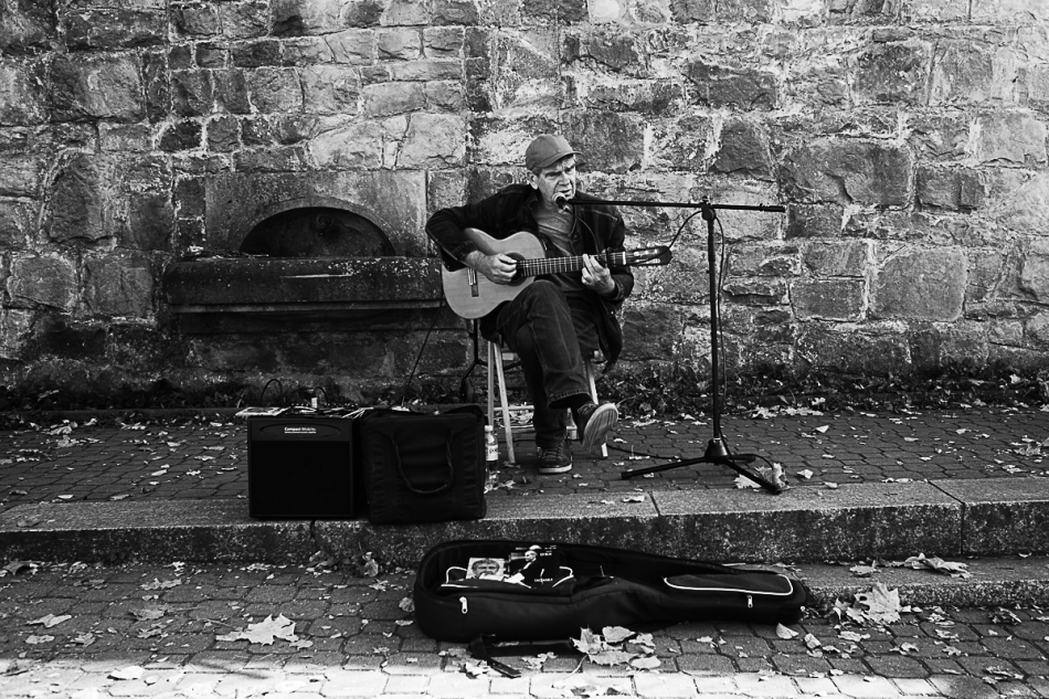 brownsville - . Lech Dyblik - aktor charakterystyczny. Przy akompaniamencie gitary spiewa rosyjskie błatne pieśni. Deptak w Krynicy, pazdziernik 2018r. . Zdjęcie 232173