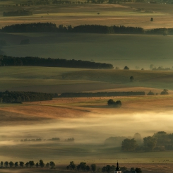 Pejzaż w mgilste poranki ubrany.