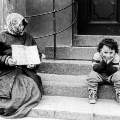 Rumuńskie dziecko z mamą, uśmiech bezcenny - Toruń rok 1998
