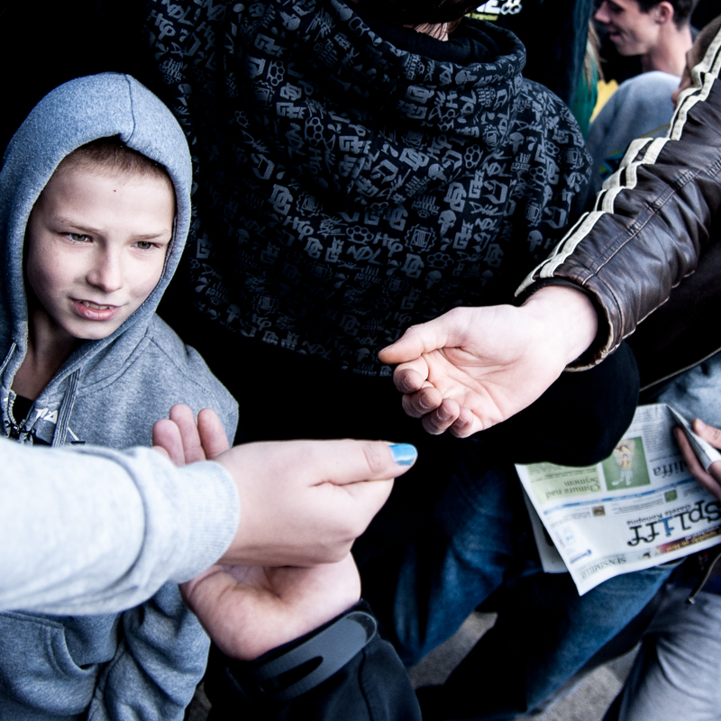 prochaina - zestaw małego ogrodnika.  Podczas Marszu Wyzwolenia Konopii organizatorzy rozdawali uczestnikom nasiona marichuany i zachęcali do domowej uprawy. Poznań, 12 V 2012.. Zdjęcie 86659