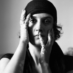 Portret artystki z gliną na rękach