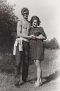 W uścisku