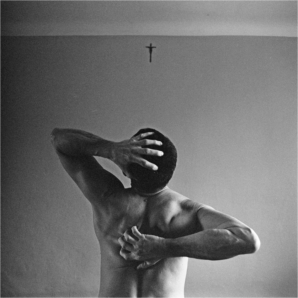 leo - de profundis . inna wersja robionego już niegdyś ujęcia autoportret  6x6/Tmax400, skan z negatywu . Zdjęcie 330685