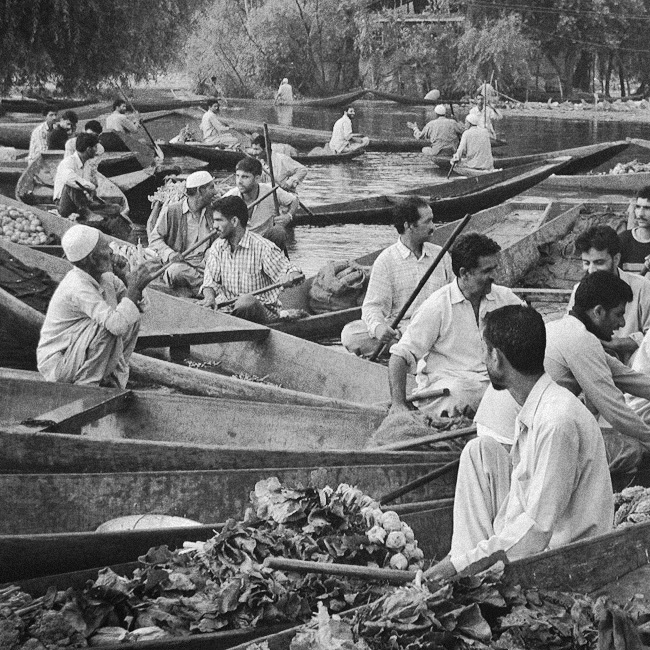 slavcic - Dal Lake series. (7) Indie, Kaszmir, Srinagar; warzywny targ wodny na jeziorze Dal. przypływa tu dużo łódek i czółen a każda pełna warzyw. jedni kupuja, inni sprzedają, jeszcze inni wymieniają się. dużo i szybko się dzieje, a wszystko na wodz