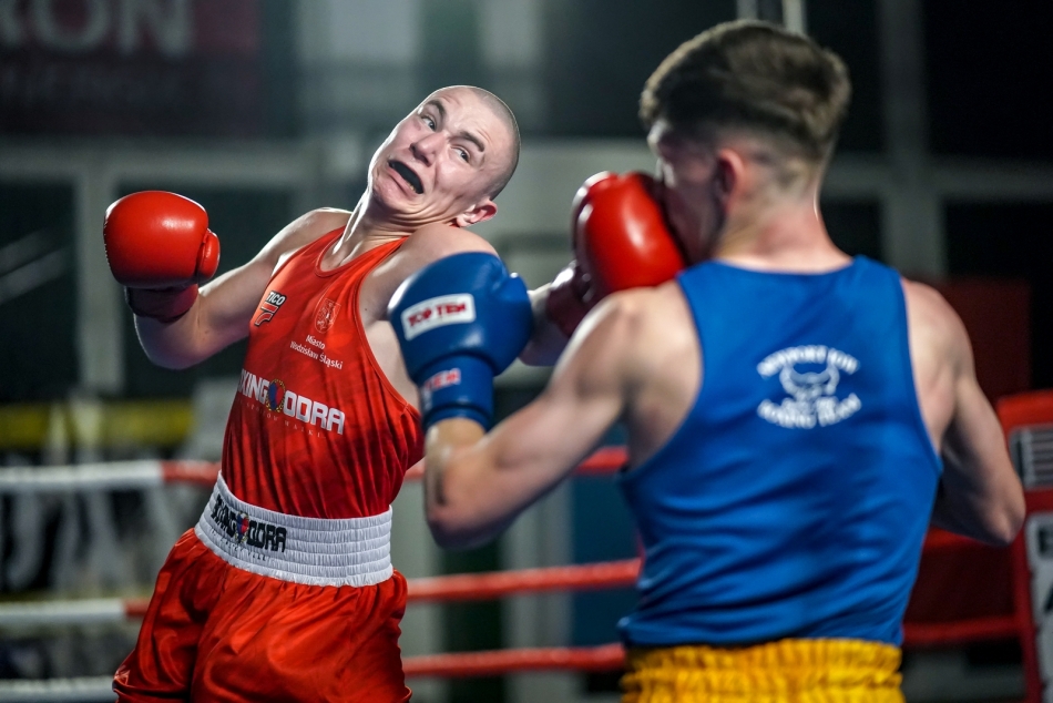 amigamedia - Szybki lewy prosty. VIII Międzynarodowy Turniej Bokserski Boxing Day o Puchar Prezydenta Miasta Wodzisławia Śląskiego Sony ILCE-9+Samyang AF 85mm F1.4 FE Przysłona: f/1,4; Czas ekspozycji: 1/3200 s; ISO: 4000; Ogniskowa: 85 mm.. Zdjęcie 320946