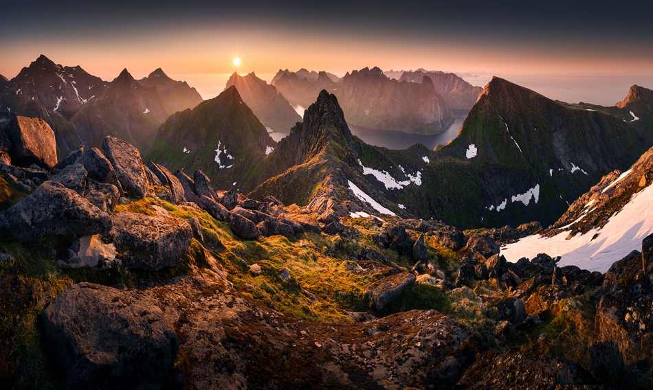 karol_nienartowicz - Munken. Panorama ze szczytu Munken o 1 w nocy podczas midnight sun.. Zdjęcie 316524