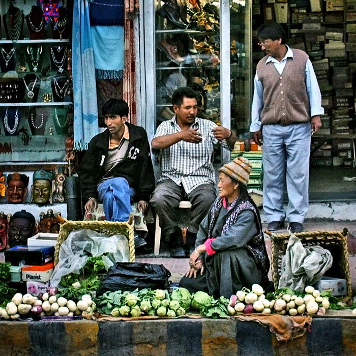 slavcic - clerks. Indie, Ladakh - przedstawiciele cechu kupieckiego różnych niewykluczających się biznesów na dwóch metrach kwadratowych (w kwadracie). Zdjęcie 9048