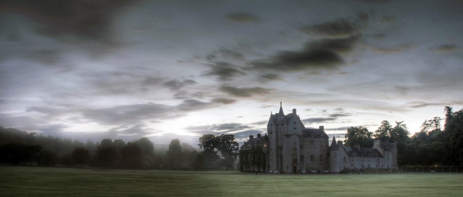 Ballindalloch Castle. Ballindalloch Castle wzniesiony w 1546 roku (znany również jako Perła Północy) jest zamkiem położonym pomiędzy Dufftown i Grantown-on-Spey, w regionie Moray w Szkocji.. Zdjęcie 30147