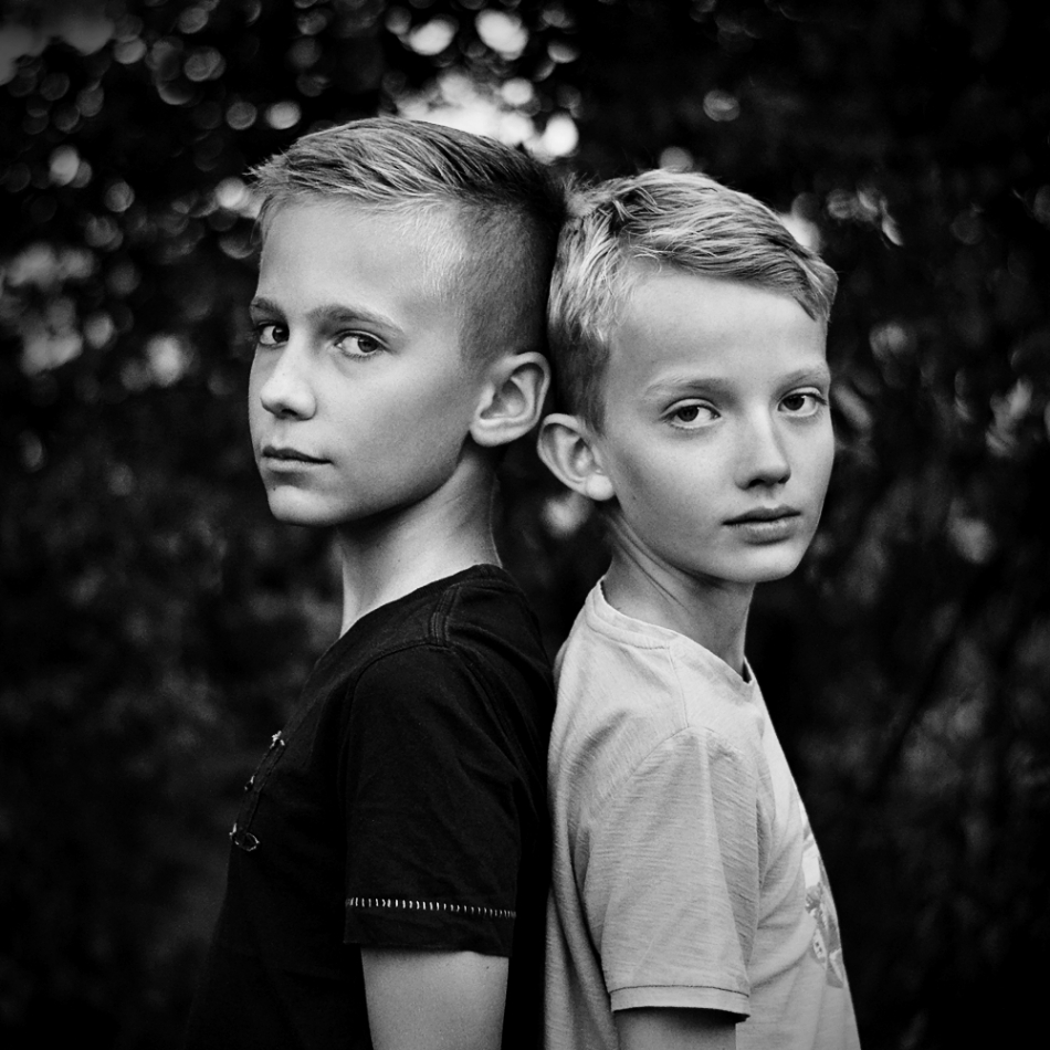 Młodzi przyjaciele. PE   Chłopcy znają się już od wczesnego dzieciństwa. Są sąsiadami. Wspierają się wzajemnie, choć zdarzają się między nimi potyczki, jak to bywa wśród kolegów. Jeden dominant, drugi bardziej wyważony, dzięki temu wzaj