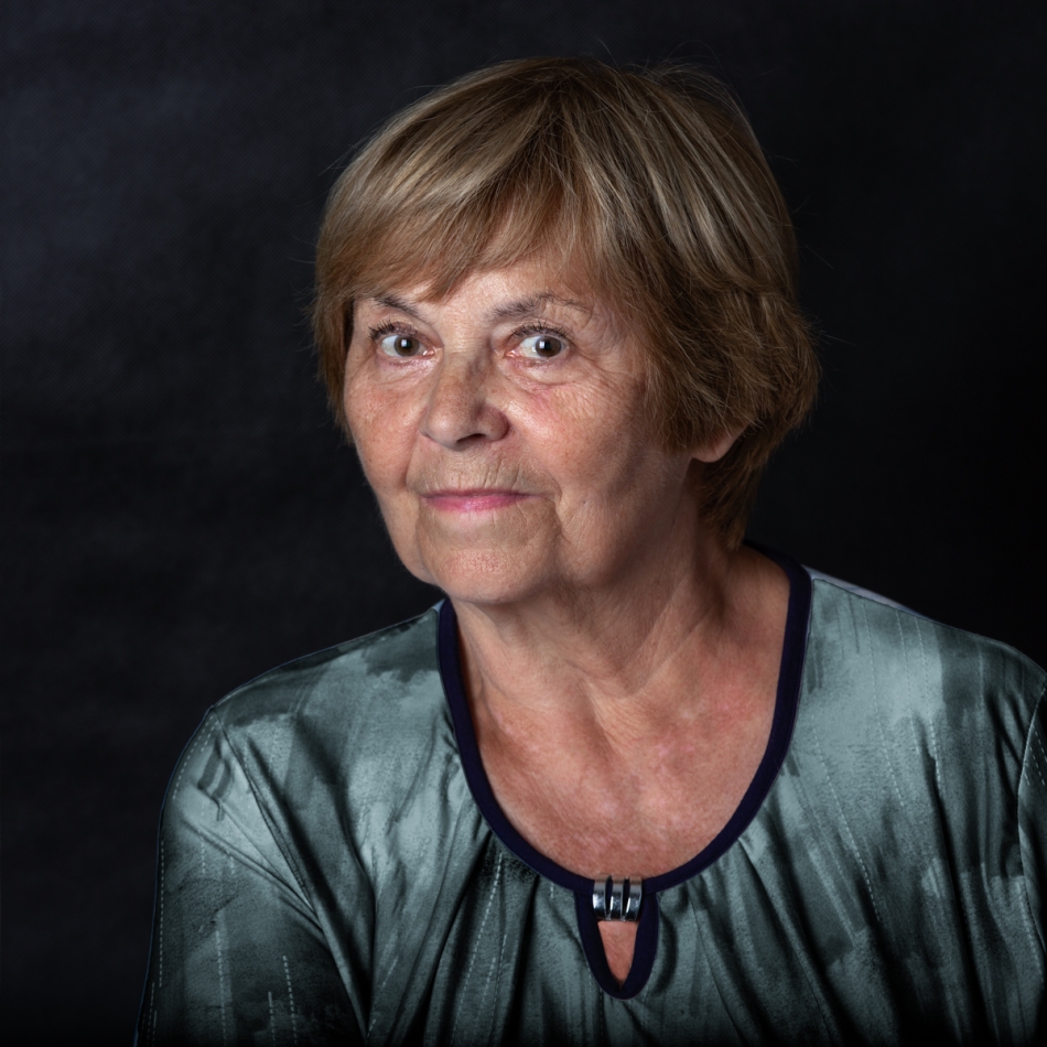 bakulok - Zadziorna Basia /I/. Modelka miała 76 lat, zakochana w kwiatach, dała się namówić na sesję. Jest w GN jednak poprawiono kadrowanie po sugestii @gryzzli, mnie również tak bardziej się podoba choć to tak niewiele a jednak wiele. https://fotoferia.