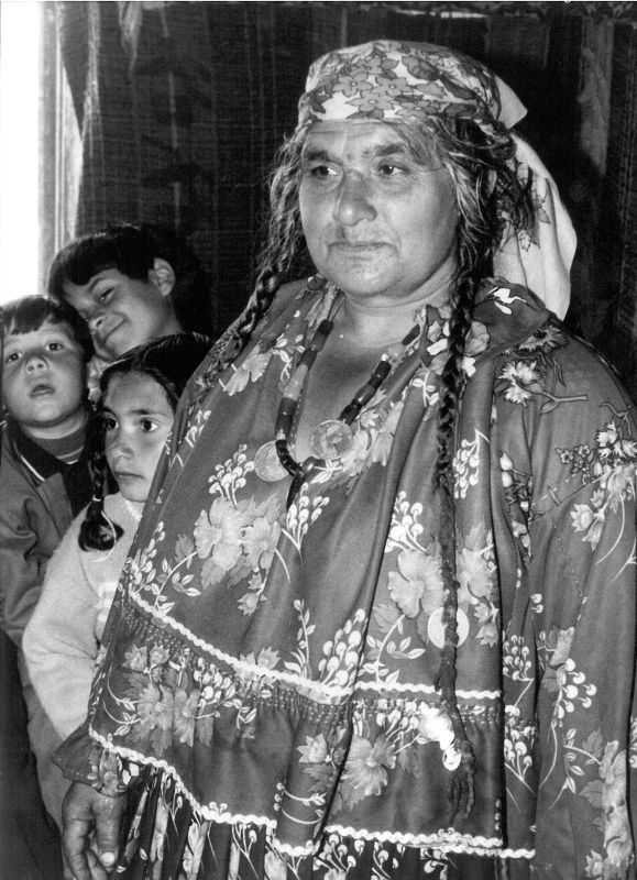jakabtibor - Gypsy grandmother with grandchildren. . Zdjęcie 70045