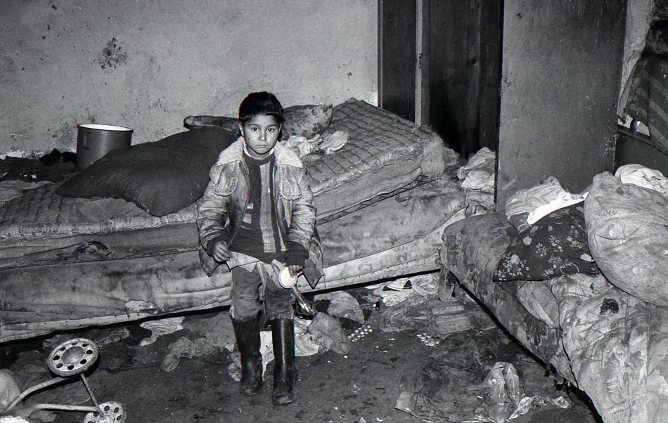 jakabtibor - Alone in the room. Gypsy child in their home.. Zdjęcie 60002