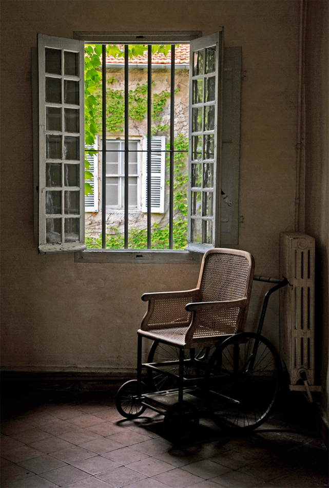 tomsza - . psychiatryk, w którym był van Gogh a za oknem cykady co po pewnym czas normalnego mogą doprowadzić do reakcji chorobowych. Zdjęcie 260019